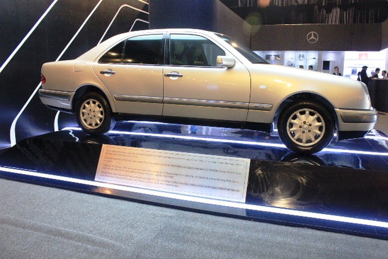 Mercedes-Benz khoe xe 19 năm vẫn chạy tốt tại Fashion Week 2015 - ảnh 2