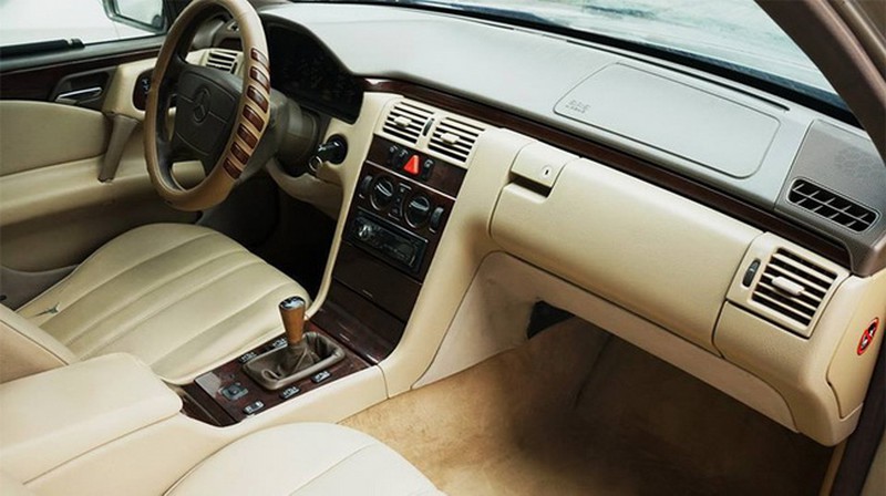 Mercedes-Benz khoe xe 19 năm vẫn chạy tốt tại Fashion Week 2015 - ảnh 6