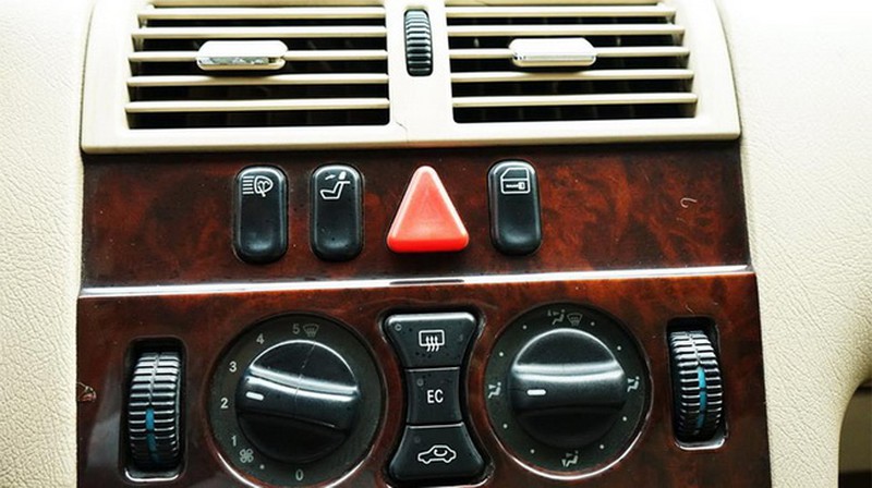 Mercedes-Benz khoe xe 19 năm vẫn chạy tốt tại Fashion Week 2015 - ảnh 5