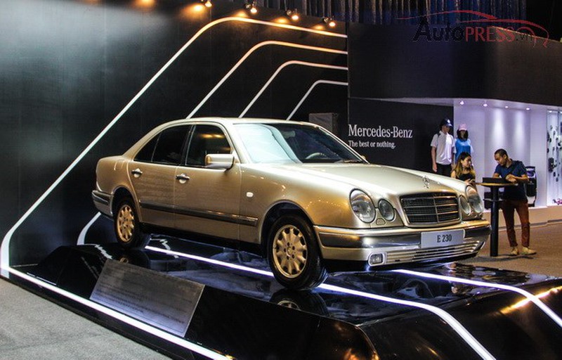 Mercedes-Benz khoe xe 19 năm vẫn chạy tốt tại Fashion Week 2015 - ảnh 3