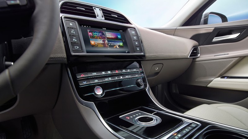 Jaguar XE - xe sang giá 2 tỷ đồng hấp dẫn khách tham quan VIMS 2015 - ảnh 6