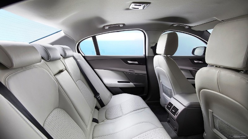 Jaguar XE - xe sang giá 2 tỷ đồng hấp dẫn khách tham quan VIMS 2015 - ảnh 8