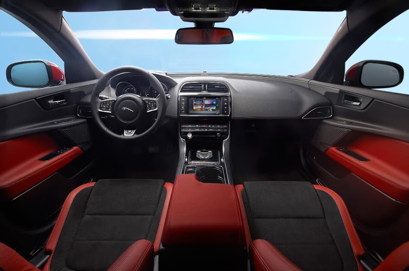 Jaguar XE - xe sang giá 2 tỷ đồng hấp dẫn khách tham quan VIMS 2015 - ảnh 9