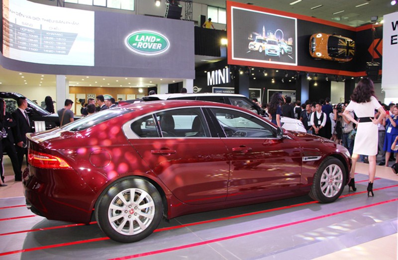Jaguar XE - xe sang giá 2 tỷ đồng hấp dẫn khách tham quan VIMS 2015 - ảnh 2