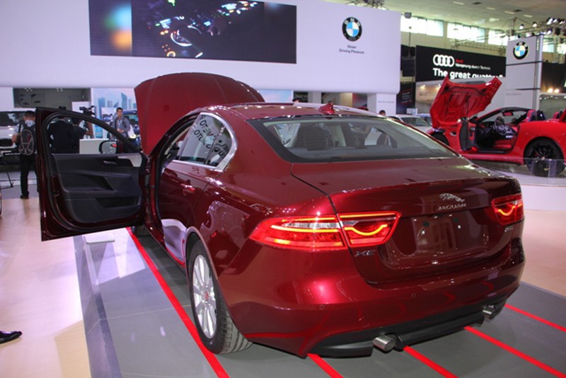 Jaguar XE - xe sang giá 2 tỷ đồng hấp dẫn khách tham quan VIMS 2015 - ảnh 3