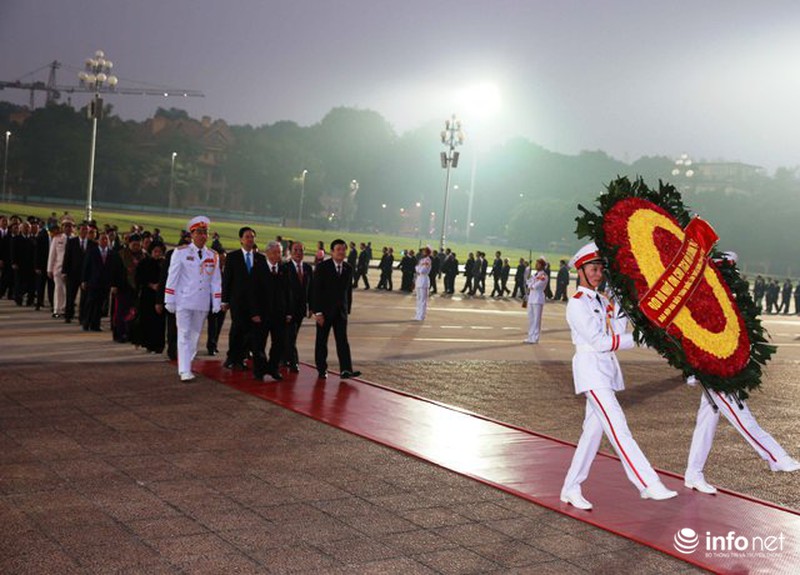 Ảnh: Đoàn đại biểu dự Đại hội Đảng XII vào Lăng viếng Chủ tịch Hồ Chí Minh - ảnh 4