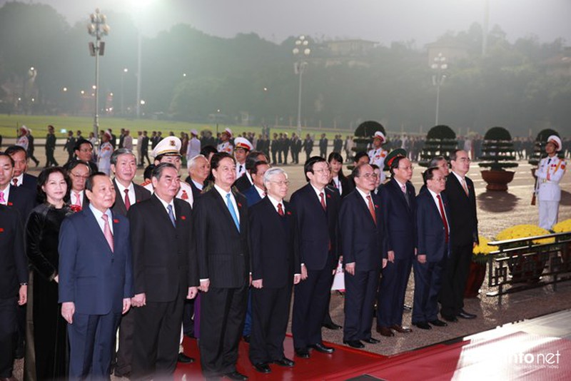 Ảnh: Đoàn đại biểu dự Đại hội Đảng XII vào Lăng viếng Chủ tịch Hồ Chí Minh - ảnh 1