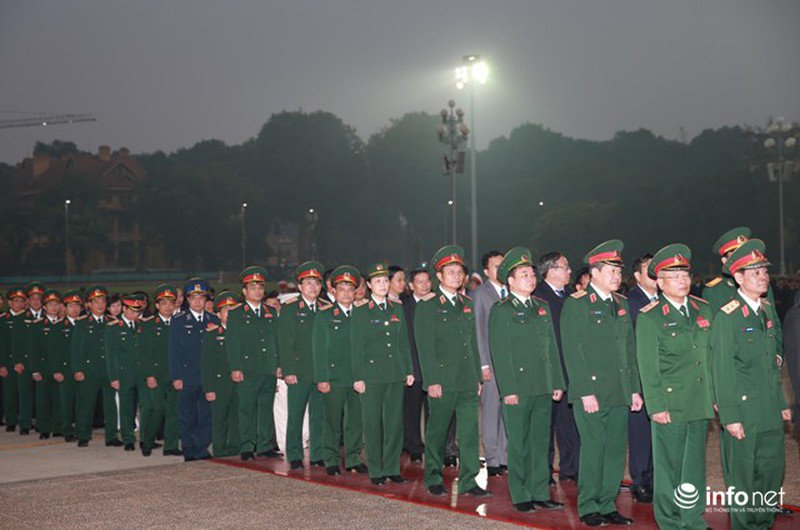 Ảnh: Đoàn đại biểu dự Đại hội Đảng XII vào Lăng viếng Chủ tịch Hồ Chí Minh - ảnh 2