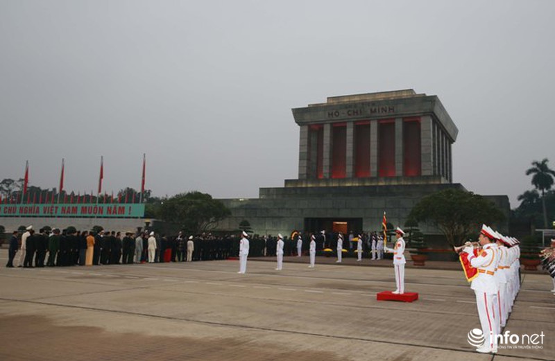 Ảnh: Đoàn đại biểu dự Đại hội Đảng XII vào Lăng viếng Chủ tịch Hồ Chí Minh - ảnh 3