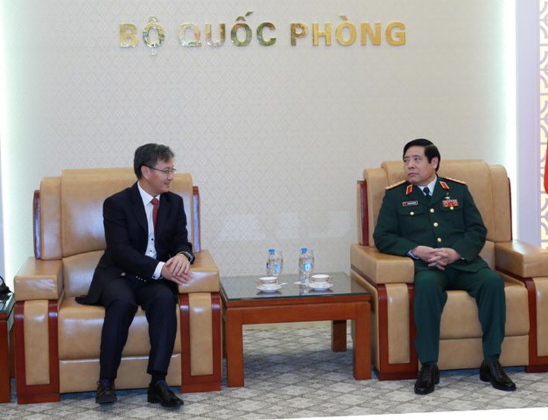 Đại sứ Lào Thongsavanh Phomvihane thăm Bộ Quốc phòng - ảnh 2