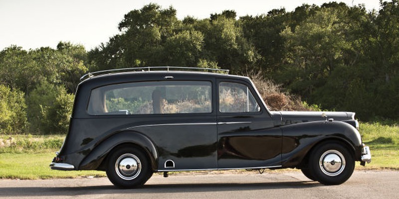 Chiếc limousine huyền thoại của John Lenon được đưa ra đấu giá - ảnh 4