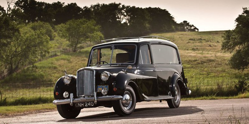 Chiếc limousine huyền thoại của John Lenon được đưa ra đấu giá - ảnh 1