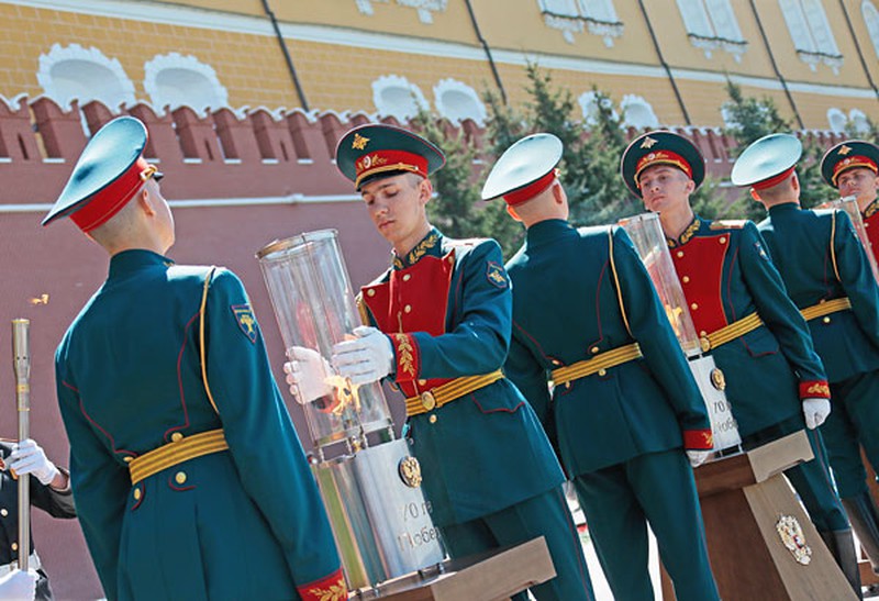 Ngọn lửa vĩnh cửu Chiến sĩ Vô danh rực cháy qua 27 thành phố Nga - ảnh 1