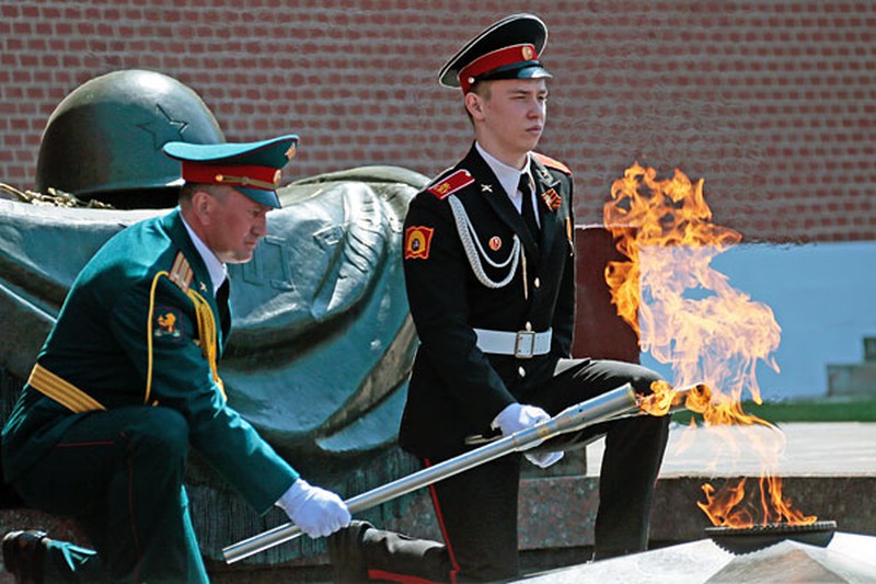 Ngọn lửa vĩnh cửu Chiến sĩ Vô danh rực cháy qua 27 thành phố Nga - ảnh 3