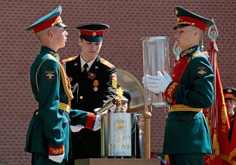 Ngọn lửa vĩnh cửu Chiến sĩ Vô danh rực cháy qua 27 thành phố Nga - ảnh 6