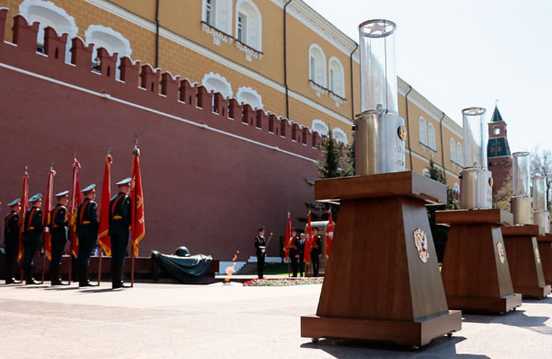 Ngọn lửa vĩnh cửu Chiến sĩ Vô danh rực cháy qua 27 thành phố Nga - ảnh 5