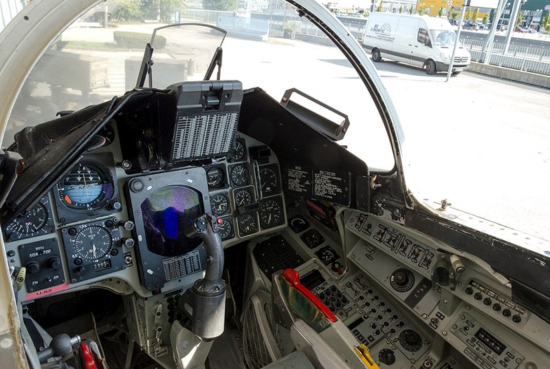 Cận cảnh chiến đấu cơ SAAB AJ-37 Viggen của Thụy Điển - ảnh 6