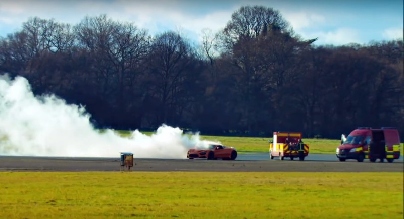 Đối thủ của Bugatti Veron bốc cháy trên đường đua - ảnh 1