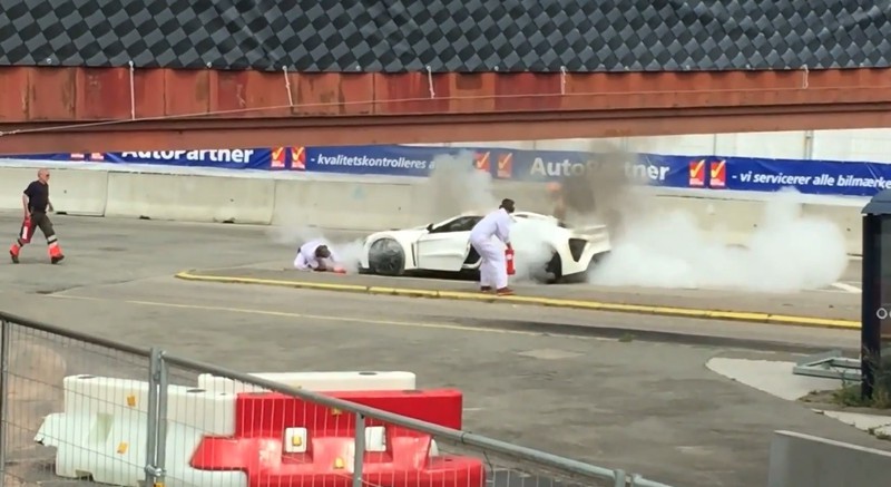 Đối thủ của Bugatti Veron bốc cháy trên đường đua - ảnh 4