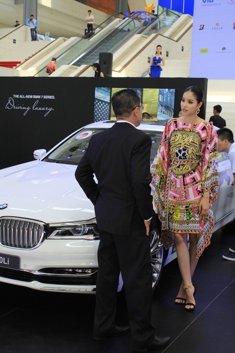 Hoa hậu Phạm Hương khoe dáng bên xế hộp hạng sang BMW - ảnh 1