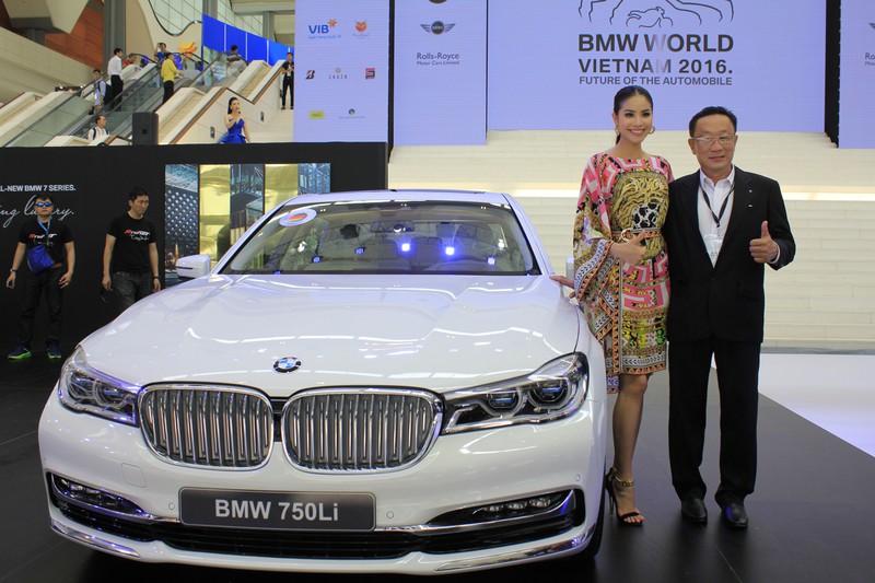 Hoa hậu Phạm Hương khoe dáng bên xế hộp hạng sang BMW - ảnh 2