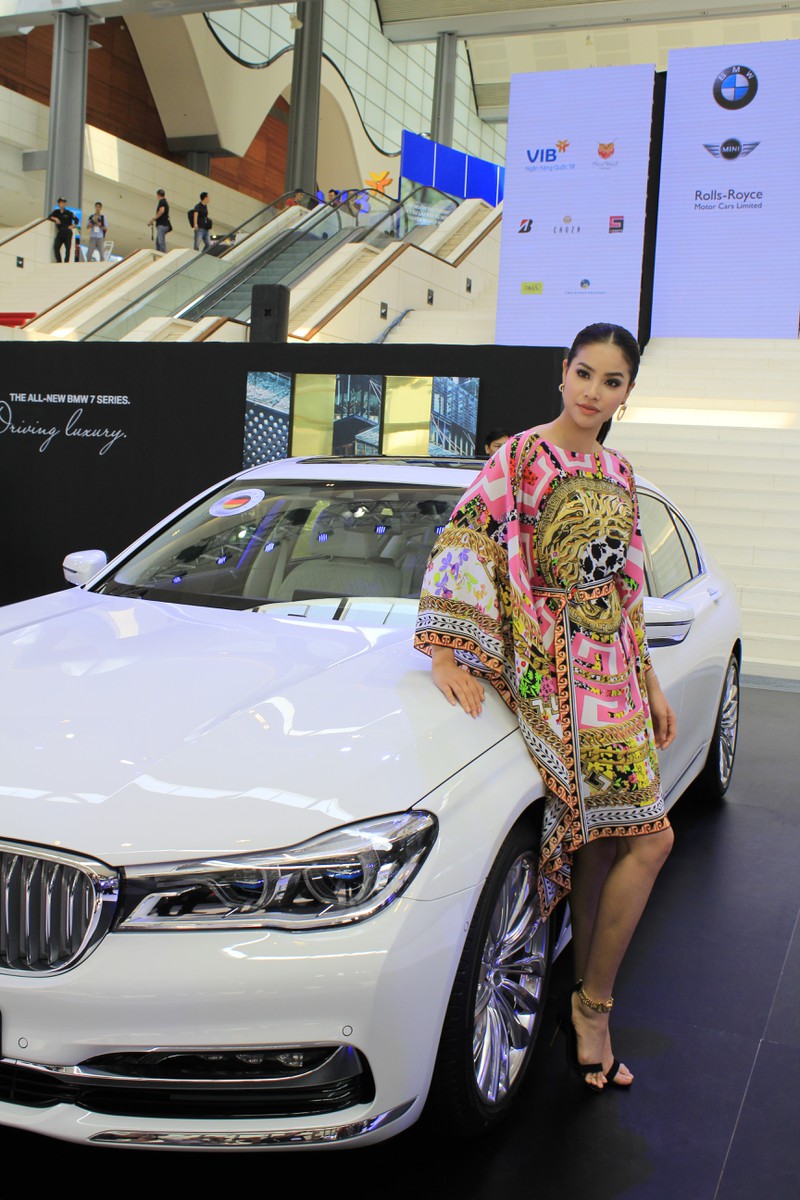 Hoa hậu Phạm Hương khoe dáng bên xế hộp hạng sang BMW - ảnh 3
