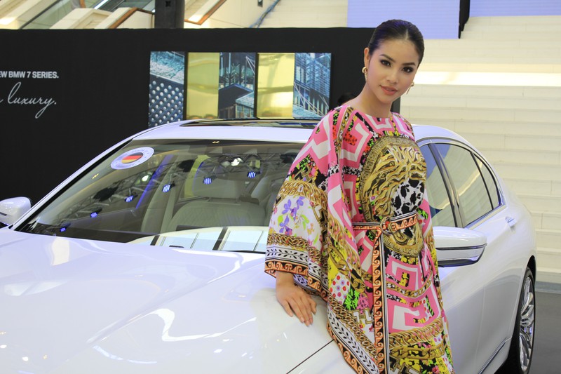 Hoa hậu Phạm Hương khoe dáng bên xế hộp hạng sang BMW - ảnh 4