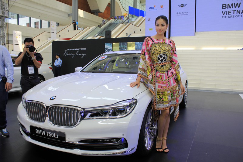 Hoa hậu Phạm Hương khoe dáng bên xế hộp hạng sang BMW - ảnh 5