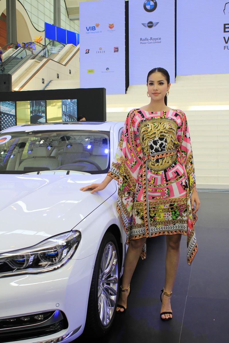 Hoa hậu Phạm Hương khoe dáng bên xế hộp hạng sang BMW - ảnh 6