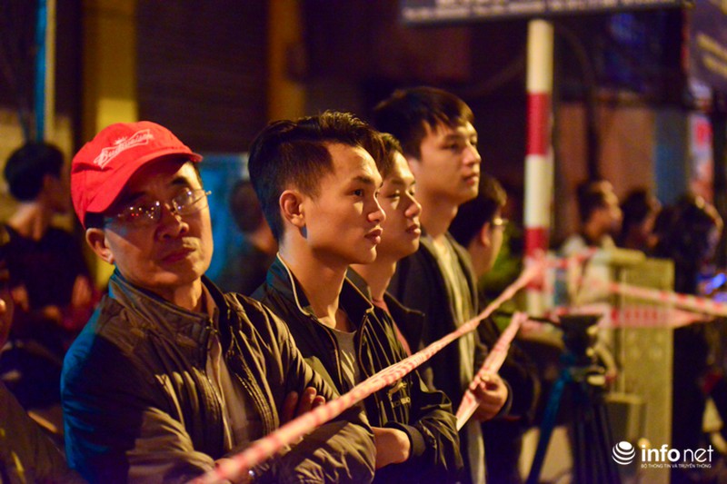 Người dân thức trắng, đội mưa xem nâng tàu đường sắt trên cao - ảnh 9