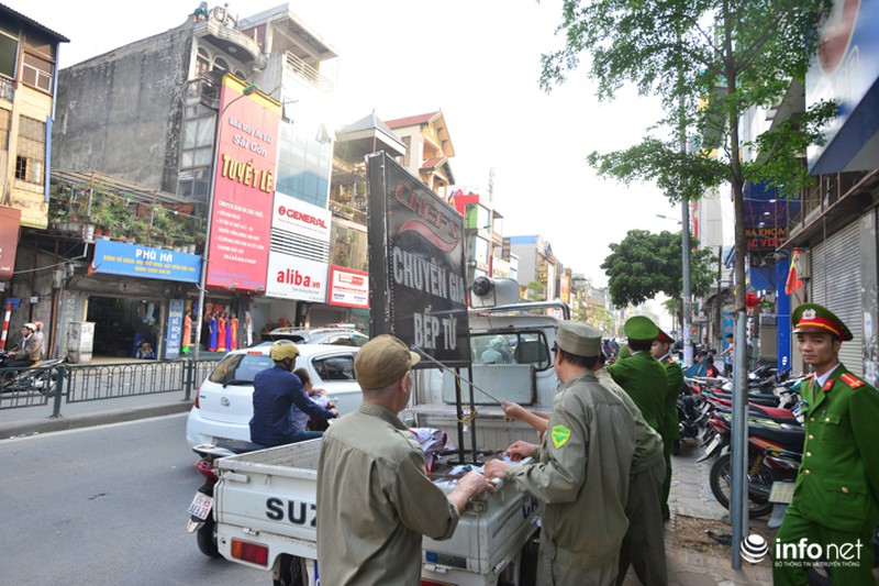 Hà Nội ra quân xử lý lấn chiếm vỉa hè: Người dân ủng hộ, tự dỡ phần vi phạm - ảnh 8