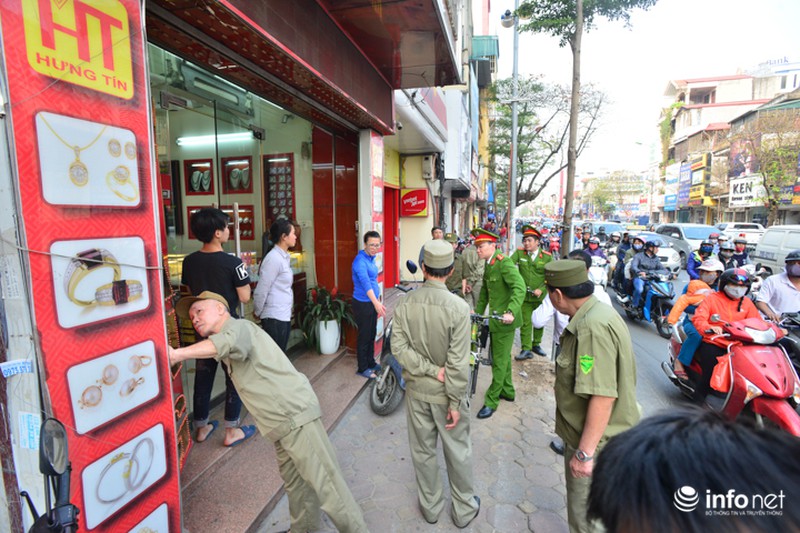 Hà Nội ra quân xử lý lấn chiếm vỉa hè: Người dân ủng hộ, tự dỡ phần vi phạm - ảnh 2