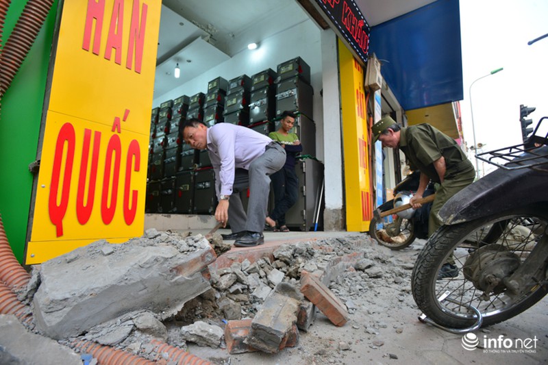 Hà Nội ra quân xử lý lấn chiếm vỉa hè: Người dân ủng hộ, tự dỡ phần vi phạm - ảnh 5