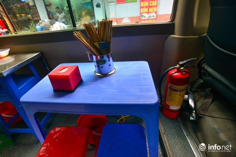 Độc đáo quán phở trên xe ô tô đầu tiên tại Hà Nội - ảnh 7