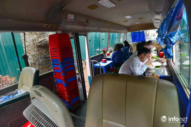 Độc đáo quán phở trên xe ô tô đầu tiên tại Hà Nội - ảnh 6