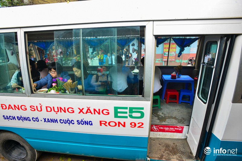 Độc đáo quán phở trên xe ô tô đầu tiên tại Hà Nội - ảnh 8