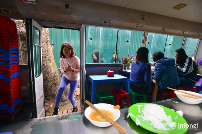 Độc đáo quán phở trên xe ô tô đầu tiên tại Hà Nội - ảnh 11