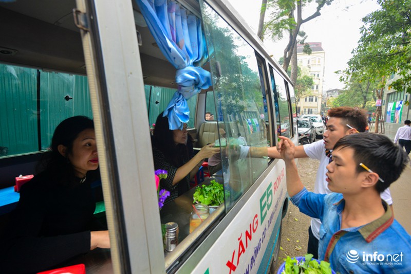 Độc đáo quán phở trên xe ô tô đầu tiên tại Hà Nội - ảnh 9