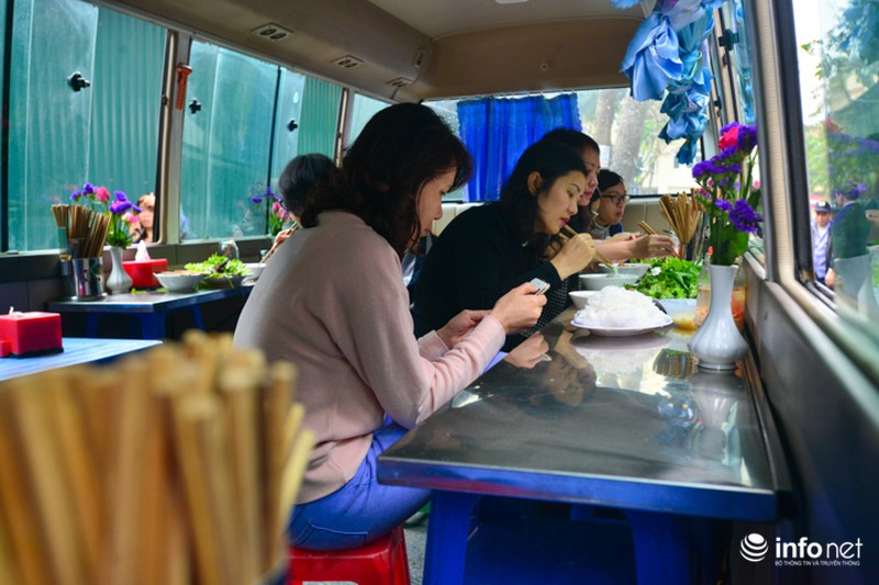 Độc đáo quán phở trên xe ô tô đầu tiên tại Hà Nội - ảnh 2