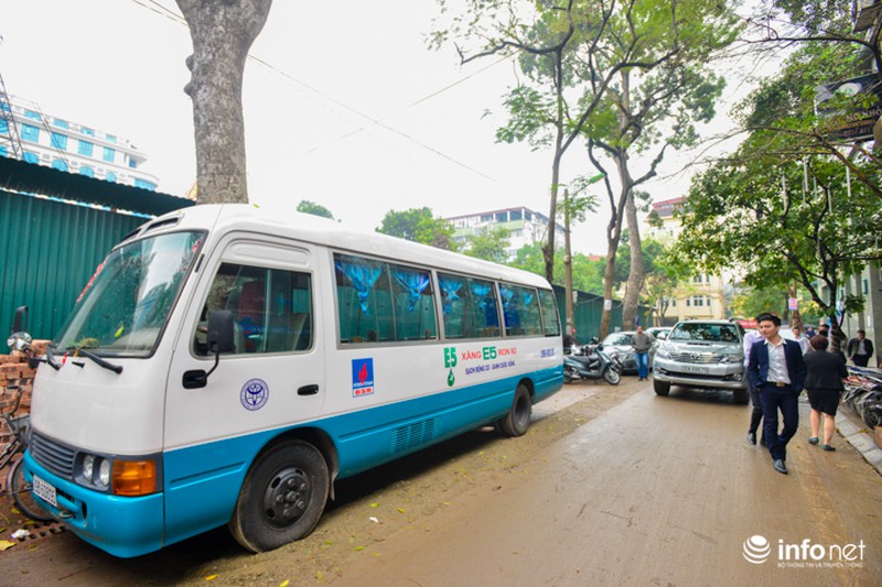 Độc đáo quán phở trên xe ô tô đầu tiên tại Hà Nội - ảnh 4