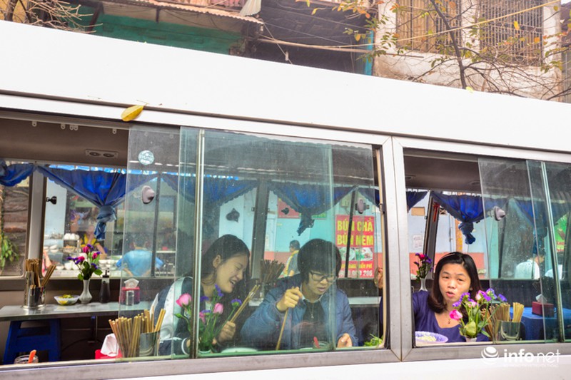 Độc đáo quán phở trên xe ô tô đầu tiên tại Hà Nội - ảnh 3