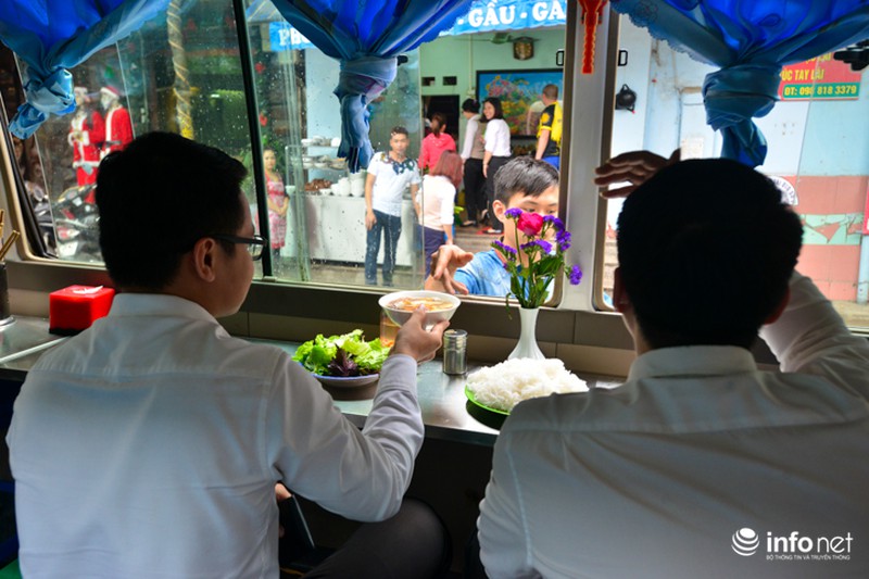 Độc đáo quán phở trên xe ô tô đầu tiên tại Hà Nội - ảnh 12