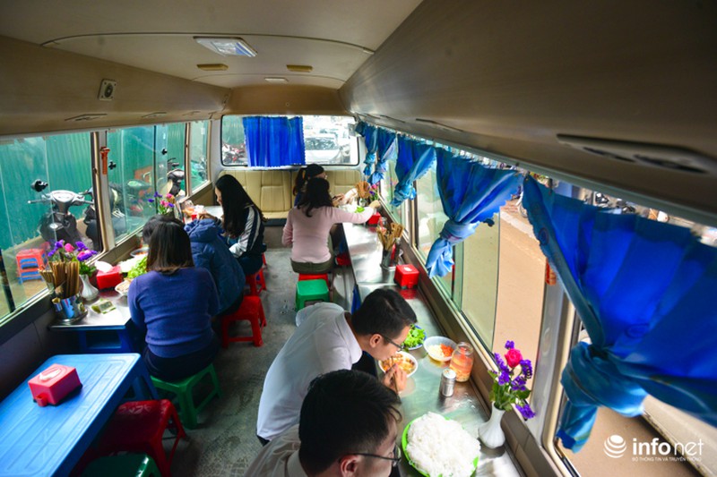 Độc đáo quán phở trên xe ô tô đầu tiên tại Hà Nội - ảnh 1