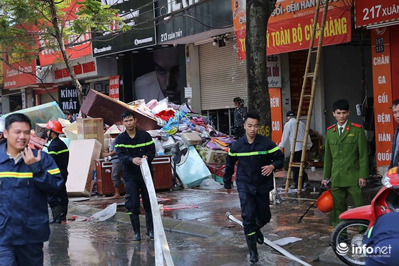 Hà Nội: Cháy cửa hàng chăn ga gối trên đường Xuân Thuỷ - ảnh 2