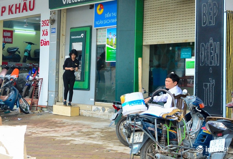 Bi hài chuyện rút tiền ở cây ATM sau chiến dịch