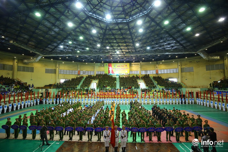 Nữ cảnh sát nhân dân kẹp cổ, tung cước trấn áp mục tiêu - ảnh 1