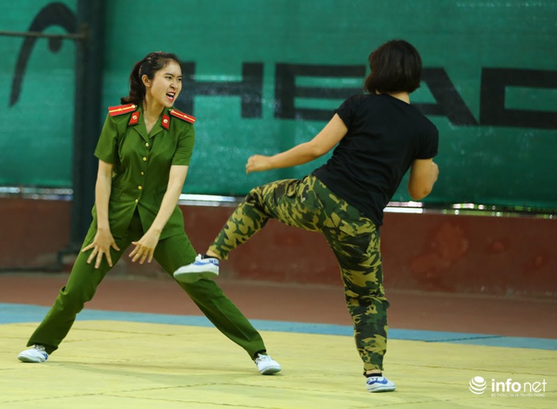Nữ cảnh sát nhân dân kẹp cổ, tung cước trấn áp mục tiêu - ảnh 5