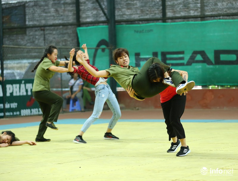 Nữ cảnh sát nhân dân kẹp cổ, tung cước trấn áp mục tiêu - ảnh 9