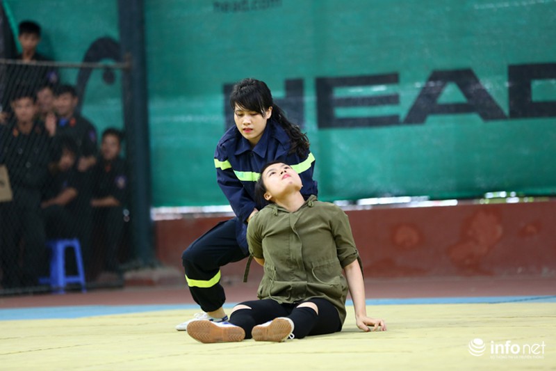 Nữ cảnh sát nhân dân kẹp cổ, tung cước trấn áp mục tiêu - ảnh 8