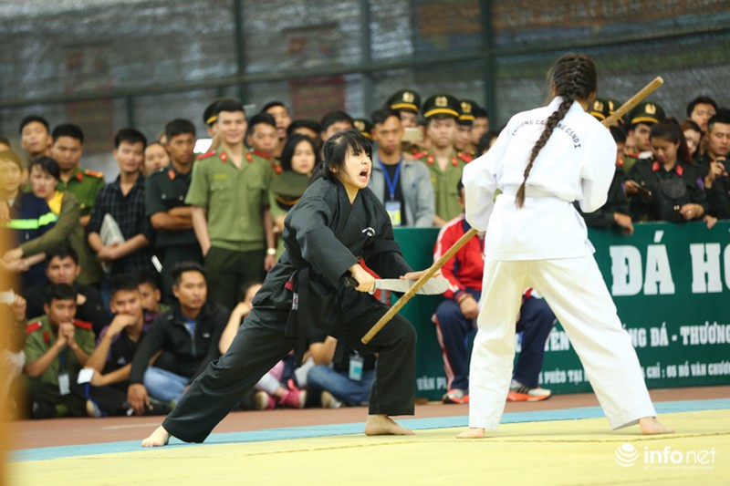 Nữ cảnh sát nhân dân kẹp cổ, tung cước trấn áp mục tiêu - ảnh 11